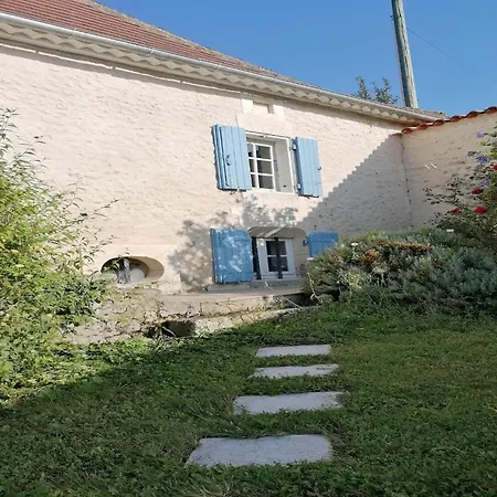 Spacious With Pool In Lusignac Nyaraló